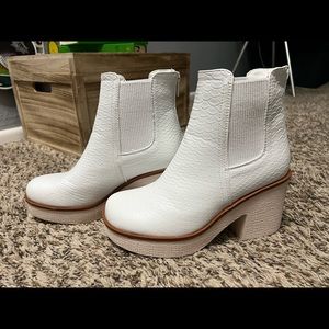 Pierre Dumas white booties